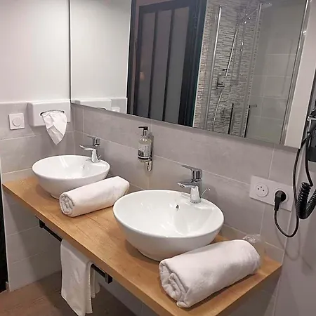 Logis Le Relais Du Rouge Hotel 3*